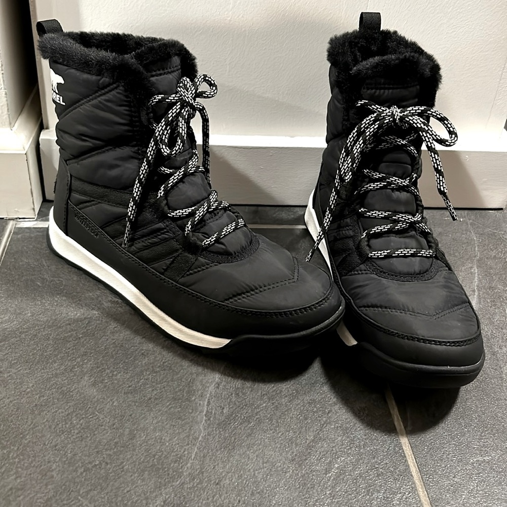 Sorel Black Whitney II Short Lace WP Women’s Size 9 Like New with box!